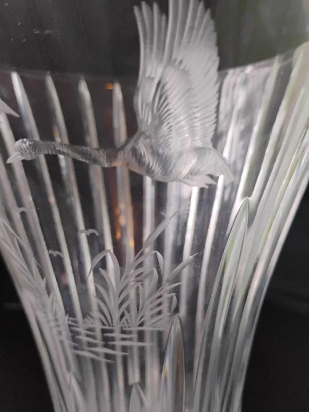 Ribbed crystal glass vase with swan etching
